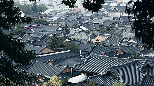 Jeonju Hanongmaeul(由韩国传统房屋组成的村庄)的屋顶视频素材