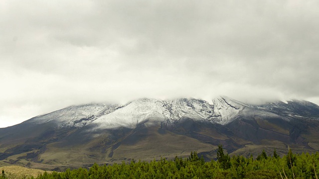 厄瓜多尔科托帕希火山山顶上空的云层视频素材