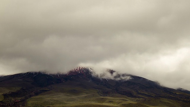 厄瓜多尔科托帕希火山山顶上空的云层视频素材