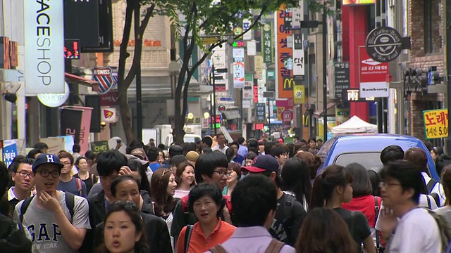 明洞购物区的人们视频素材