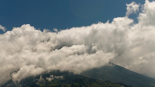 厄瓜多尔通古拉瓦火山山顶云的延时移动视频素材