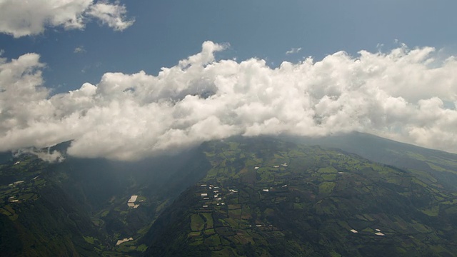 厄瓜多尔通古拉瓦火山山顶云的延时移动视频素材