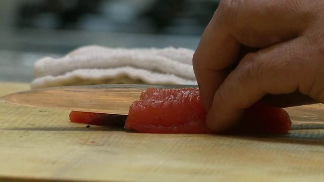 用刀切生鱼片(生鱼片)视频素材