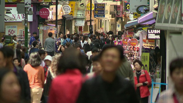 一大群人在明洞购物区视频素材