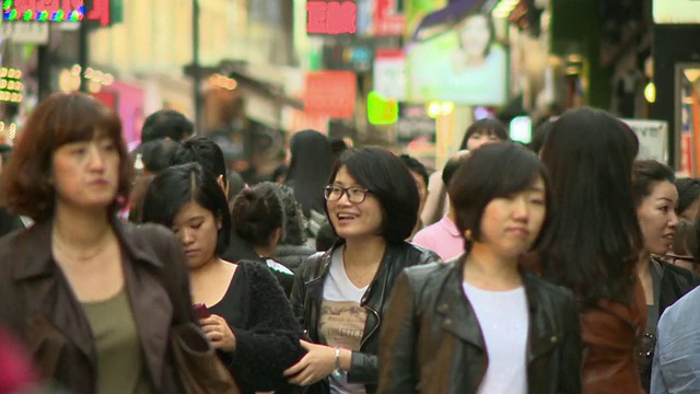 一大群人在明洞购物区视频素材