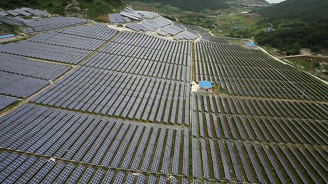 Geokeum能源公园的太阳能电池板视频素材