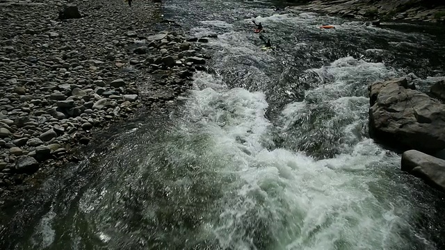 在纳林川溪划皮艇视频素材