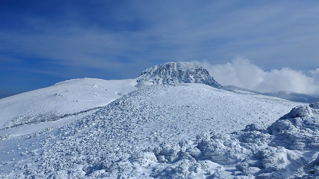 哈拉山的雪景和流云视频素材