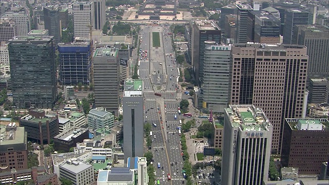 鸟瞰图的光华门广场(首尔市的地标)，景福宫(朝鲜王朝建造的宫殿)和首尔市的摩天大楼视频素材