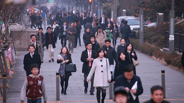 在Yeouido商业区附近散步的人的观点视频素材