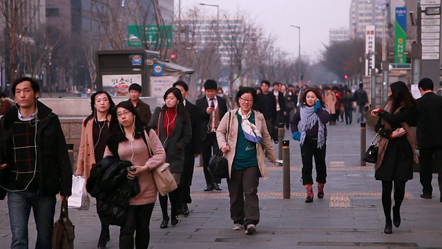 在Yeouido商业区附近散步的人的观点视频素材