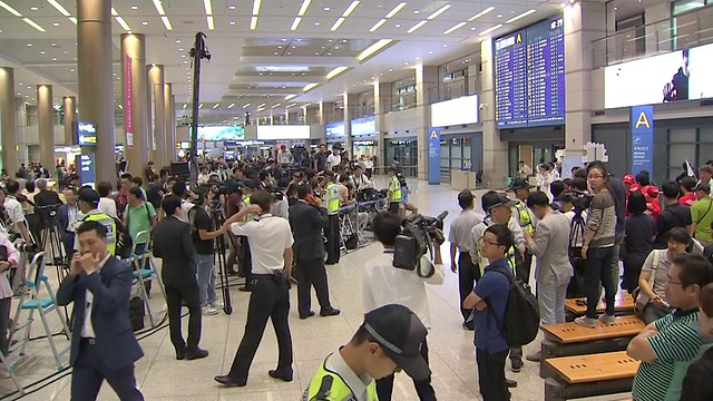 仁川国际机场候机人员的照片视频素材