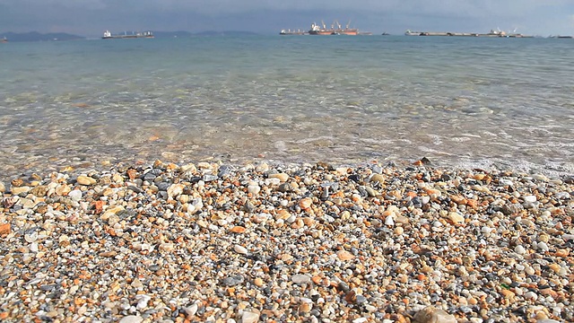 高清多莉:海滩。向海岸冲去的波浪。视频素材