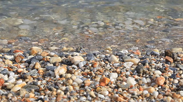 高清多莉:海滩。向海岸冲去的波浪。视频素材