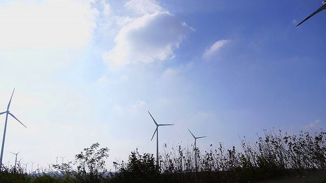 高速公路附近风力发电机视频素材