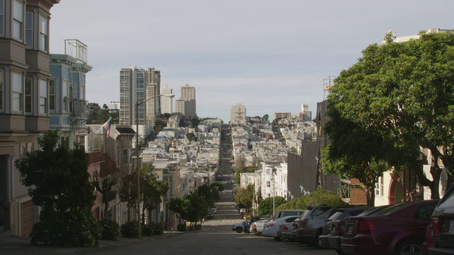 WS视图的街道上的车辆和建筑物/旧金山，加利福尼亚，美国视频素材