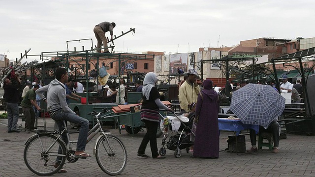 这是在摩洛哥马拉喀什的Djemaa El Fnaa大街和市场上行走的人们视频素材