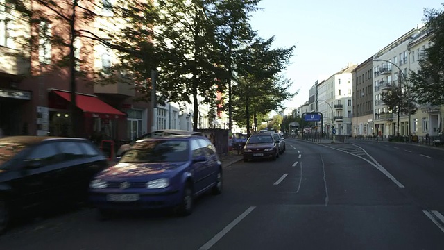 德国柏林，道路上行驶的汽车和行人的建筑视频素材