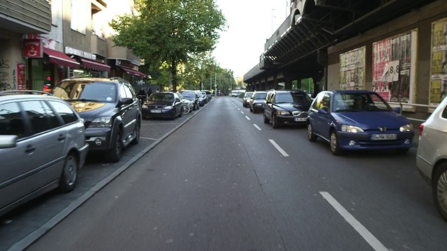 德国柏林，道路上行驶的汽车和行人的建筑视频素材