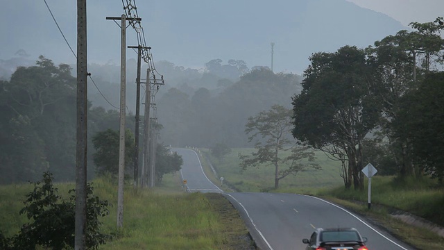 夏天的田野和汽车在道路乡村视频素材