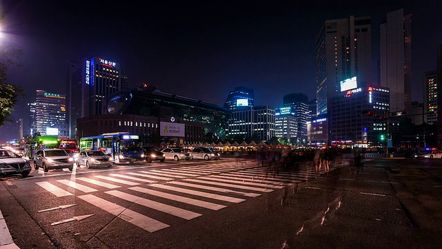 首尔市政厅和首尔市政厅前广场的夜景视频素材