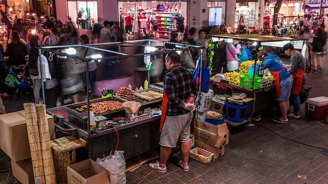 红台(青年和独立文化的圣地)的人们和商店视频素材