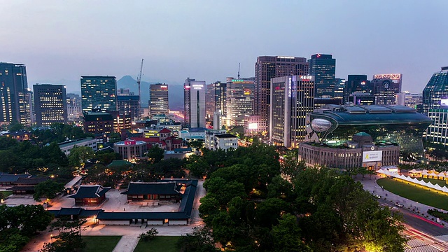 首尔市政厅和德sugung皇宫(古宫)日落至夜景视频素材