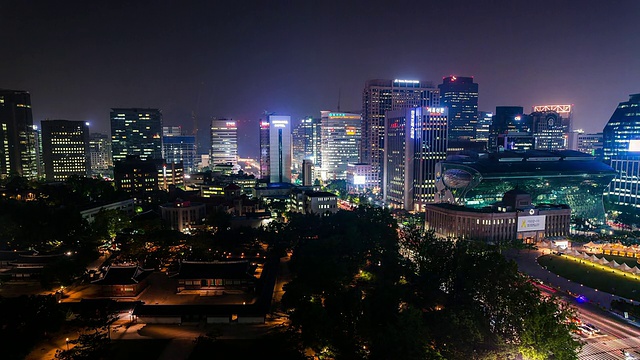 首尔市政厅及德sugung皇宫(古宫)夜景视频素材