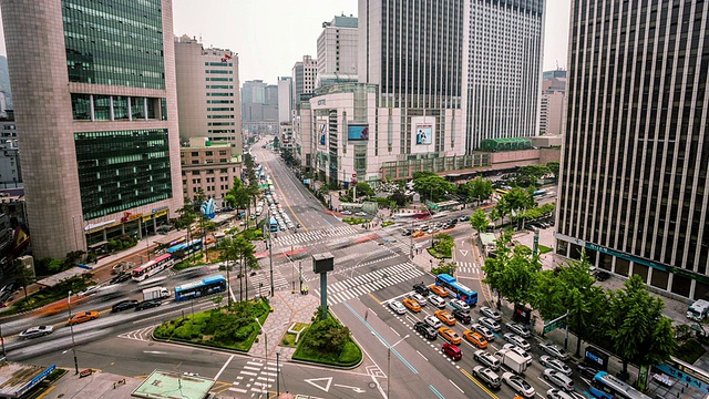 这是欧尔基罗地区乐天百货商店附近的交通状况视频素材