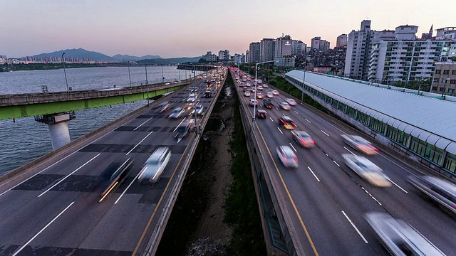 韩南洞地铁站附近的江边本诺高速公路上从白天到夜晚的交通景象视频素材