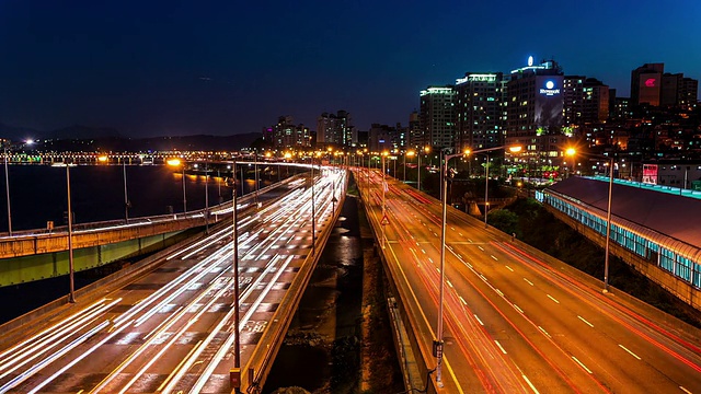 韩南洞地铁站附近江边本诺高速公路上的交通夜景视频素材