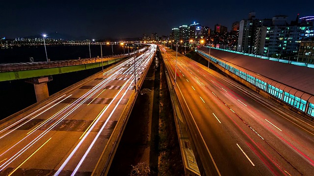 韩南洞地铁站附近江边本诺高速公路上的交通夜景视频素材