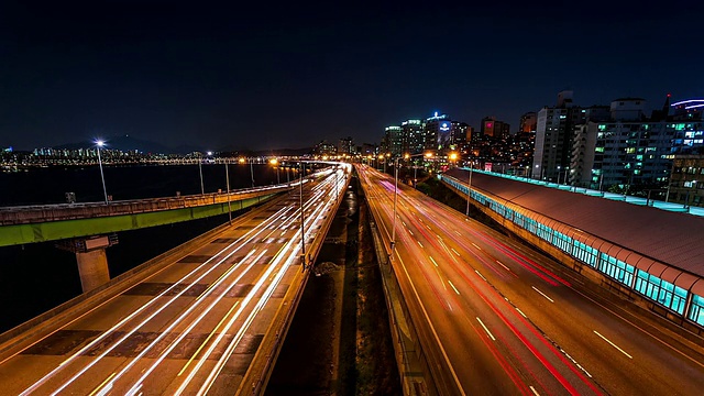 韩南洞地铁站附近江边本诺高速公路上的交通夜景视频素材