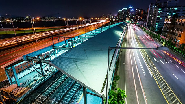 韩南洞地铁站附近江边本诺高速公路上的交通夜景视频素材