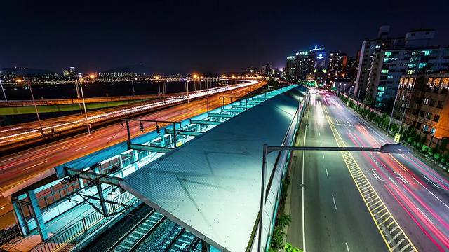 韩南洞地铁站附近江边本诺高速公路上的交通夜景视频素材