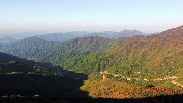 看到绿色的山谷和山脉视频素材