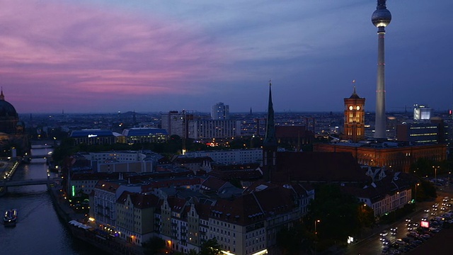 PAN Berlin Skyline At Blue Hour (4K/超高清到高清)视频素材