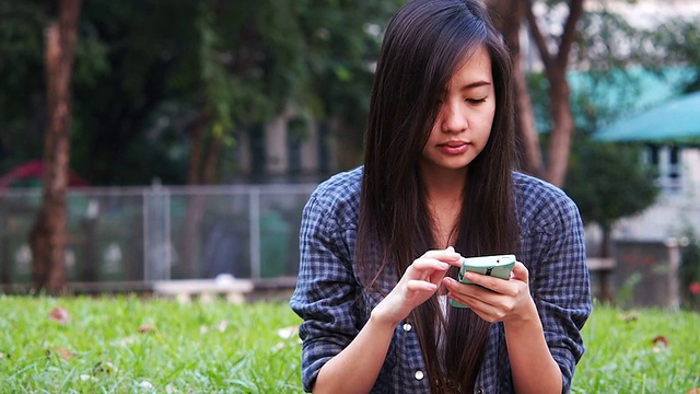 女人用手机发短信视频素材