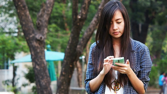 女人用手机发短信视频素材