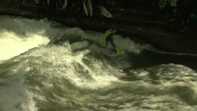 英国花园- Eisbach，在水里冲浪，水，树视频素材