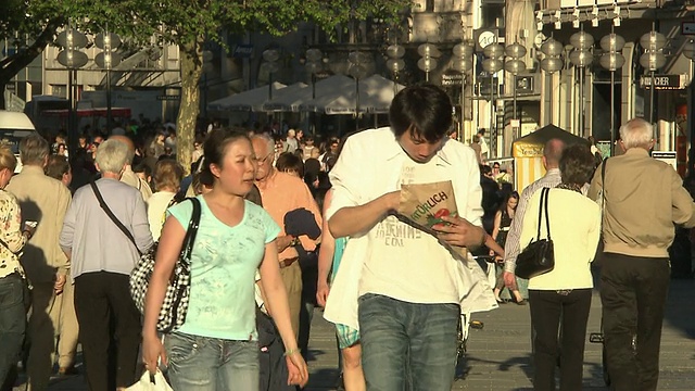 KaufingerstraÃe，阳光明媚，蓝天，许多人，商店视频素材