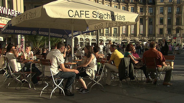 Stachus / Karlsplatz，人们在餐厅，地方，阳光，步行的人，商店视频素材