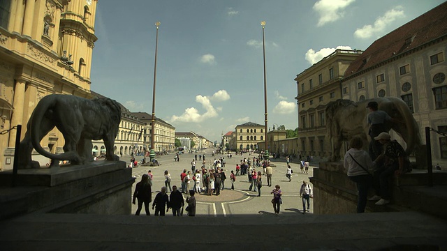 广场，人，地方，阳光，游客，狮子雕塑，观景LudwigstraÃe，街道，汽车视频素材