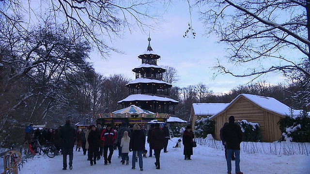 英式花园中国塔圣诞市场雪视频素材