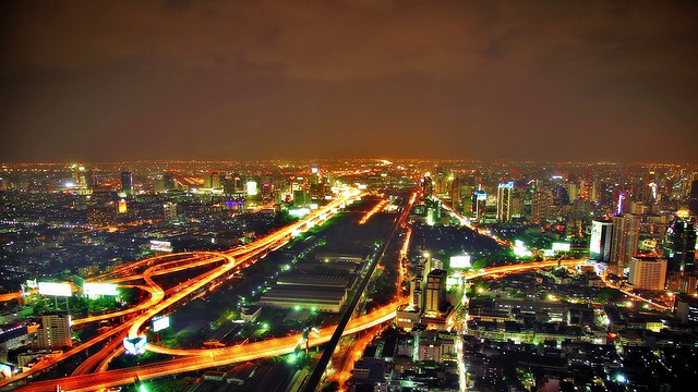 夜晚的城市高速公路视频素材