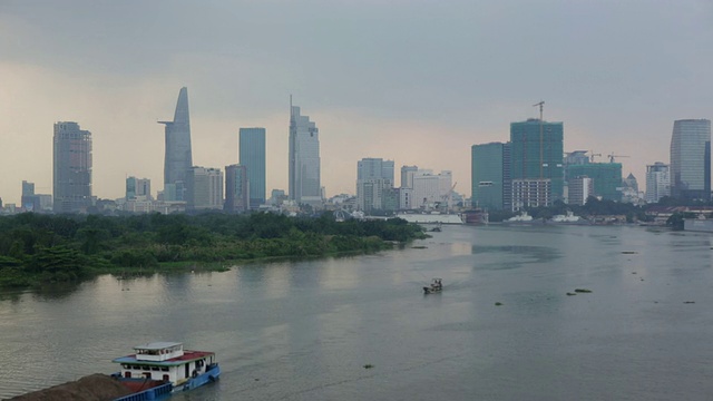 胡志明市和西贡河在前台。视频素材