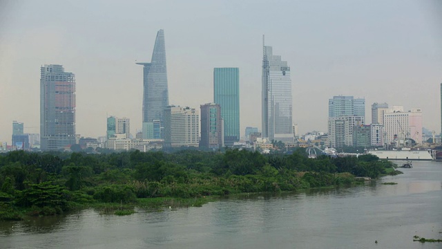 胡志明市和西贡河在前台。视频素材