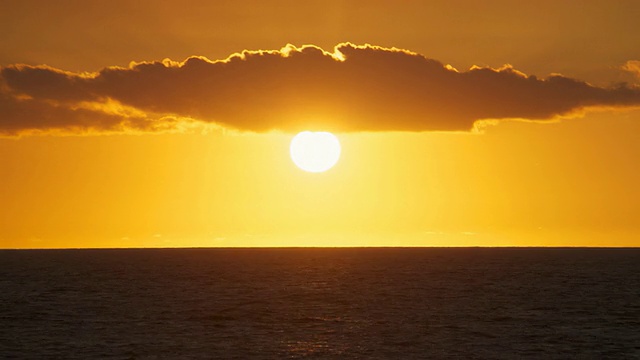 金色的夕阳在海水中流逝视频素材