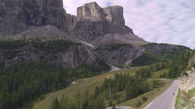 Dolomites Mountains TL的Gardena Pass上的交通视频素材