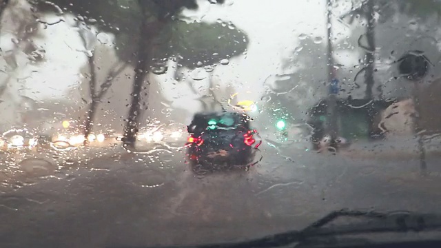 车载摄像头:在大雨中驾驶视频素材